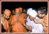 Swamishri arrives at Yagnapurush Smruti mandir amidst a jubilant and devotional welcome&nbsp;&nbsp;
