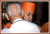 Swamishri warmly embraces Hakabhai Khachar