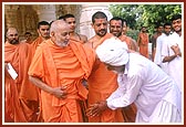 Swamishri blesses and converses with Bhimbha - a dedicated devotee