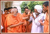 Swamishri blesses and converses with Bhimbha - a dedicated devotee