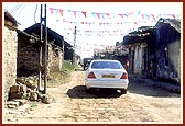 Swamishri arrives at the dusty village of Babra