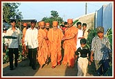 Swamishri departs from Babra
