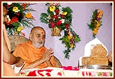 Swamishri praying to Thakorji during his puja