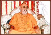 Swamishri in a jovial mood during the assembly