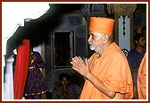Swamishri engaged in darshan at Aksharderi
