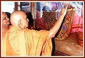 Swamishri performs pujan of the new murtis of Shriji Maharaj and Yogiji Maharaj installed for darshan in Yogi Smruti Mandir 