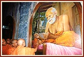 Swamishri performs pujan of the new murtis of Shriji Maharaj and Yogiji Maharaj installed for darshan in Yogi Smruti Mandir 