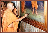 Swamishri performs pujan of the new murtis of Shriji Maharaj and Yogiji Maharaj installed for darshan in Yogi Smruti Mandir 