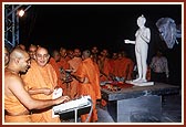 Swamishri inaugurates a machine invented by a sadhu