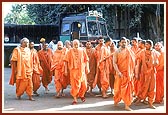 Swamishri and sadhus on their way to the Yogi Smruti Mandir 