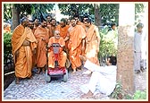 Swamishri on his way back from the Yogi Smruti Mandir