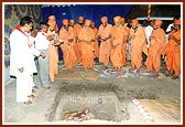 Swamishri performs the foundation-stone laying ceremony of a hari mandir