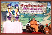 Swamishri blesses the assembly from main stage