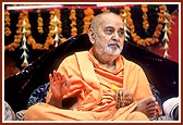 Swamishri responds to the beat of the bhajan by clapping and expressing joy 