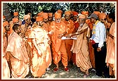 Swamishri discusses on site the plans for the new shikharbaddh mandir 