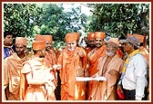 Swamishri discusses on site the plans for the new shikharbaddh mandir 