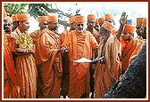 Swamishri discusses on site the plans for the new shikharbaddh mandir 