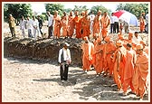Swamishri engaged in a discussion on the spot where the mandir foundation will be laid  