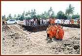 Swamishri engaged in a discussion on the spot where the mandir foundation will be laid  