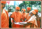 Discussing plans for the mandir complex