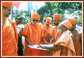 Discussing plans for the mandir complex