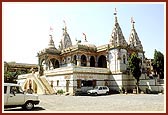 Swamishri goes for darshan at the old Swaminarayan Mandir built by Shriji Maharaj and where Gunatitanand Swami stayed as the Mahant for 40 years