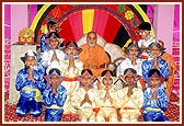 Balak performers with Swamishri