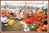 After the rituals, Swamishri performs the arti 