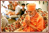 Swamishri with folded hands during the ritual