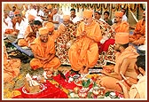 Swamishri, sadhus and participants offer dhun for the successful construction of the mandir