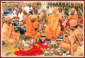 Swamishri raises his hands during the concluding part of the ritual