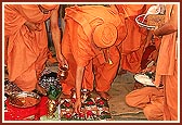 Swamishri performs the pujan of bricks for the new mandir in Kisumu (Kenya)