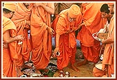 Swamishri performs the pujan of bricks for the new mandir in Kisumu (Kenya)