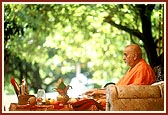 Swamishri concludes the mahapuja rituals