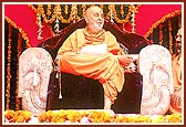 Swamishri blesses the giant assembly with words of wisdom