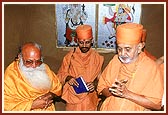 Swamishri at the ashram of Pujya Bharti Bapu