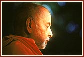 Swamishri meditates on Shriji Maharaj and gurus during his morning puja
