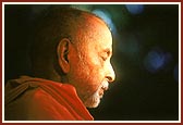 Swamishri meditates on Shriji Maharaj and gurus during his morning puja