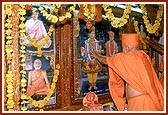 Swamishri performs the murti-pratishtha ceremony