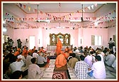 Swamishri and devotees perform the murti-pratishtha arti 