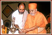 Swamishri lights the lamp with Shri Rameshbhai Oza for Ramcharitmanas anushthan