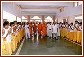 Swamishri at the Sandipani Vidyapith (of Shri Rameshbhai Oza) with Brahmin students 