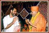 Shri Rameshbhai Oza welcomes Swamishri with a garland