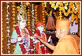 Swamishri performs the murti-pratishtha of Akshar Purushottam Maharaj
