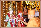 Swamishri performs the murti-pratishtha of Akshar Purushottam Maharaj