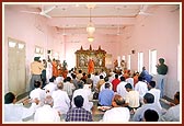 Swamishri performs the murti-pratishtha arti