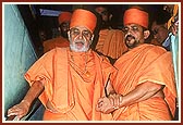 Swamishri descends the steps of the old mandir