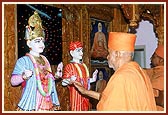 Swamishri performs murti-pratishtha ritual