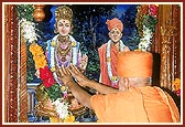 Swamishri performs murti- pratishtha ceremony