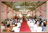 Swamishri and devotees perform the murti-pratishtha arti 